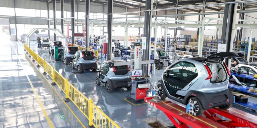 Productielijn van Eli Nederland waar elektrische stadsauto’s worden geassembleerd