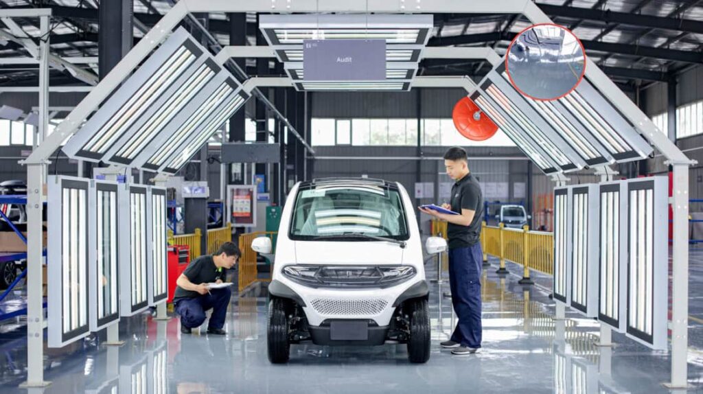 Eli Nederland elektrische auto in fabriek tijdens kwaliteitscontrole door technici