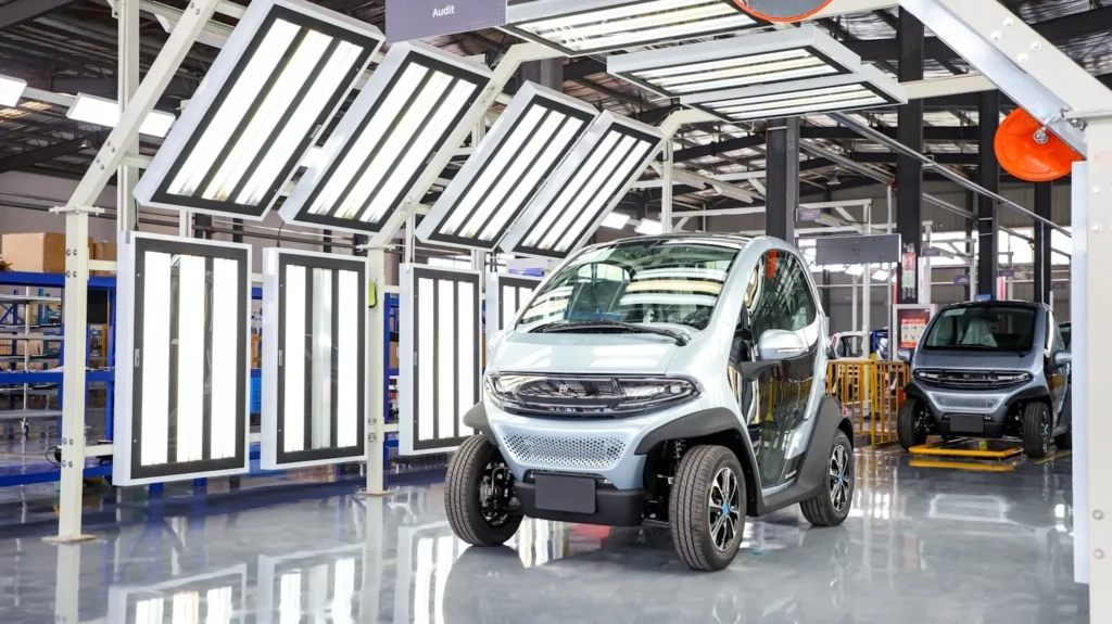 Eli Nederland microcar bij kwaliteitscontrole in moderne autofabriek
